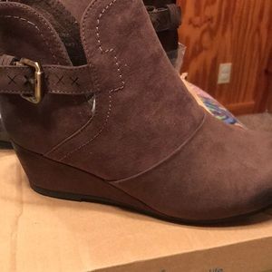 New!!! Axxiom brown suede Booties, Never worn! 7.5m